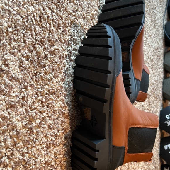 Worn once Chelsea boot - Picture 3 of 3